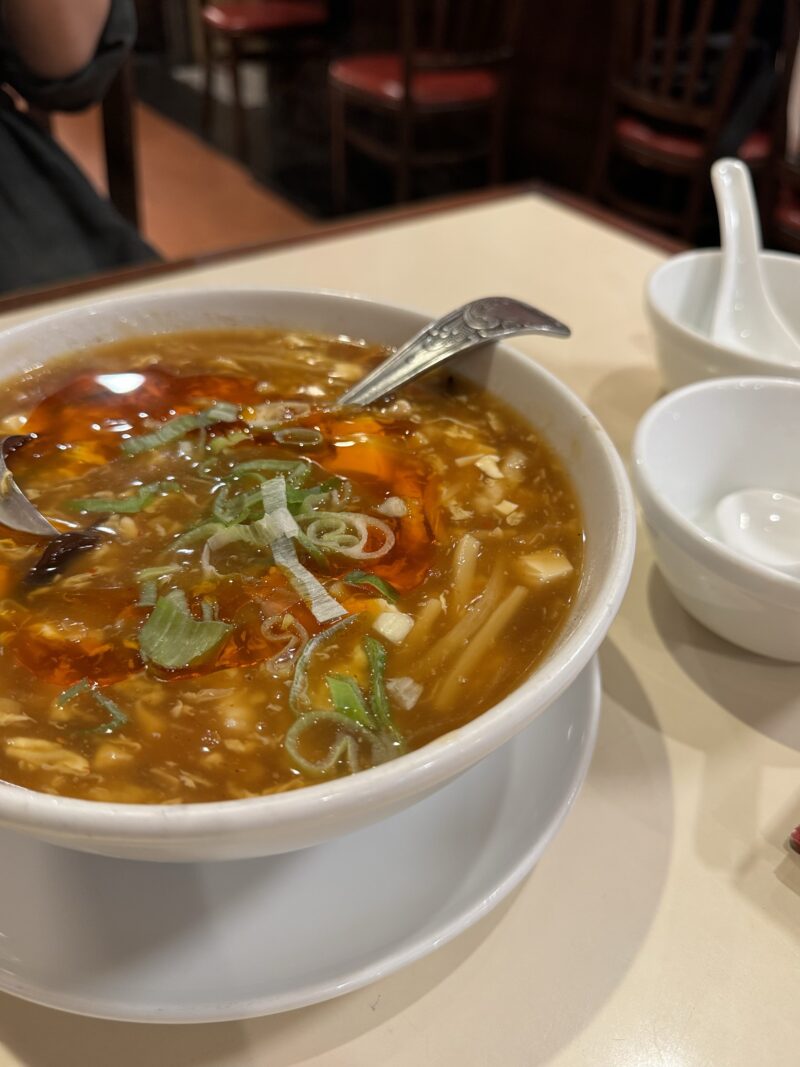 横濱中華街。東光飯店あんかけチャーハンと食べた辛い麺（なんだろう）